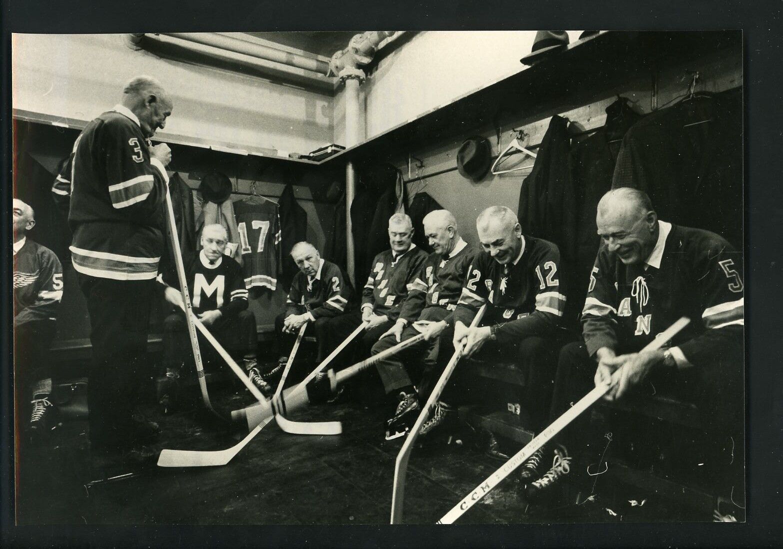 1968 New York Rangers Old Timers Day Press Photo Poster painting players in dressing room