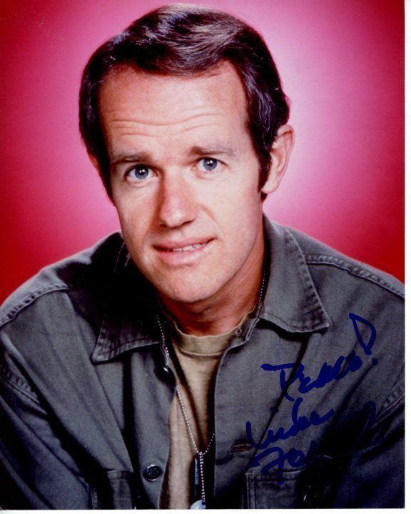 MIKE FARRELL signed autographed M*A*S*H* CAPTAIN B.J. HUNNICUT Photo Poster painting