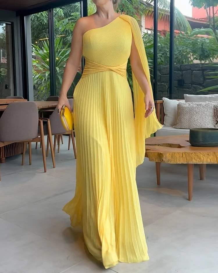 One shoulder pleated solid color dress