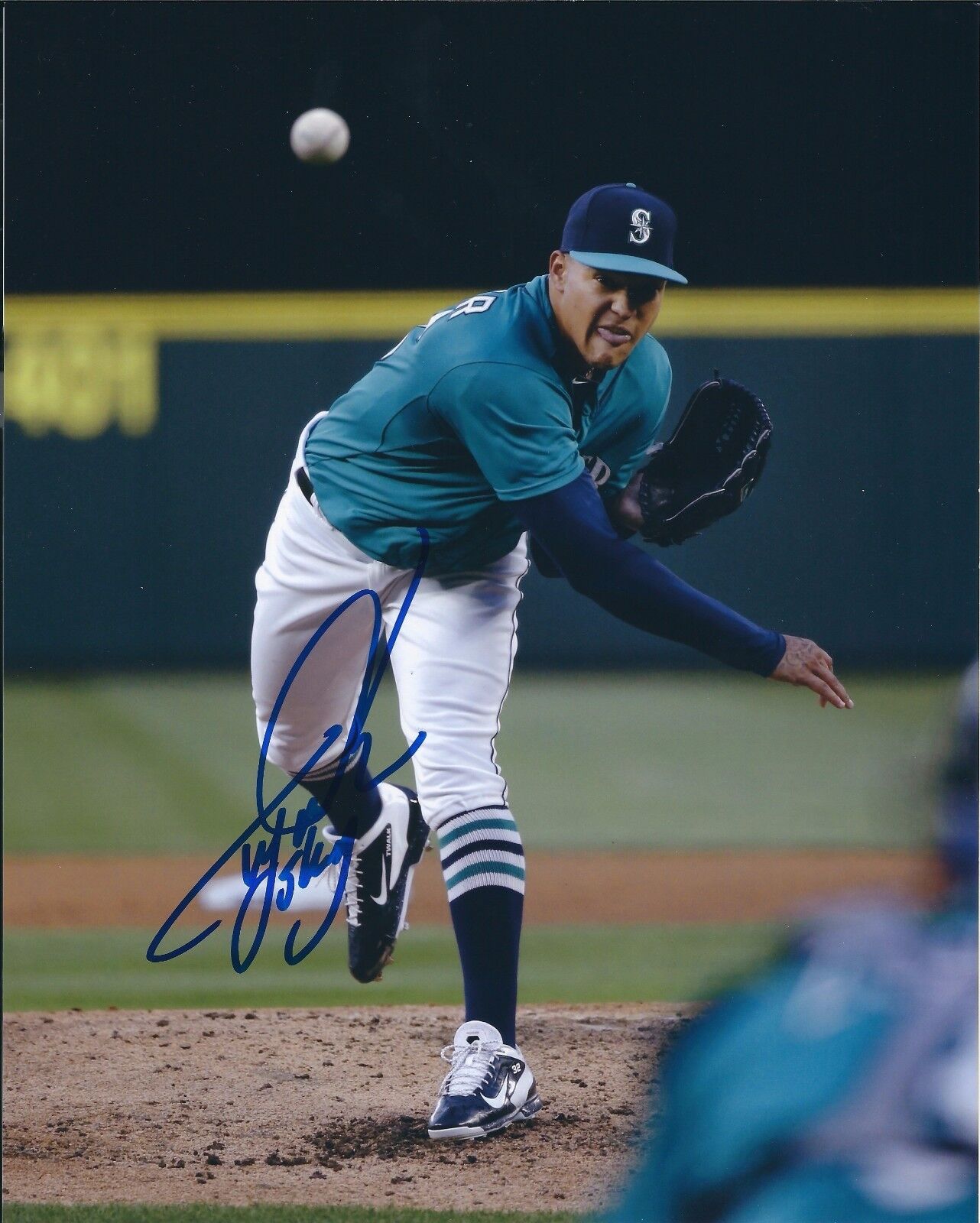 Signed 8x10 TAIJUAN WALKER Seattle Mariners Autographed Photo Poster painting - COA