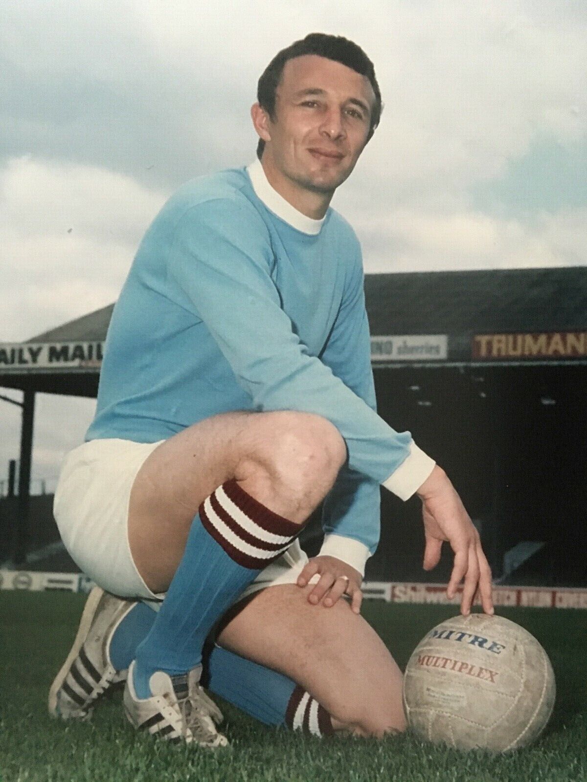 MIKE SUMMERBEE - MANCHESTER CITY LEGEND - BRILLIANT UNSIGNED Photo Poster paintingGRAPH