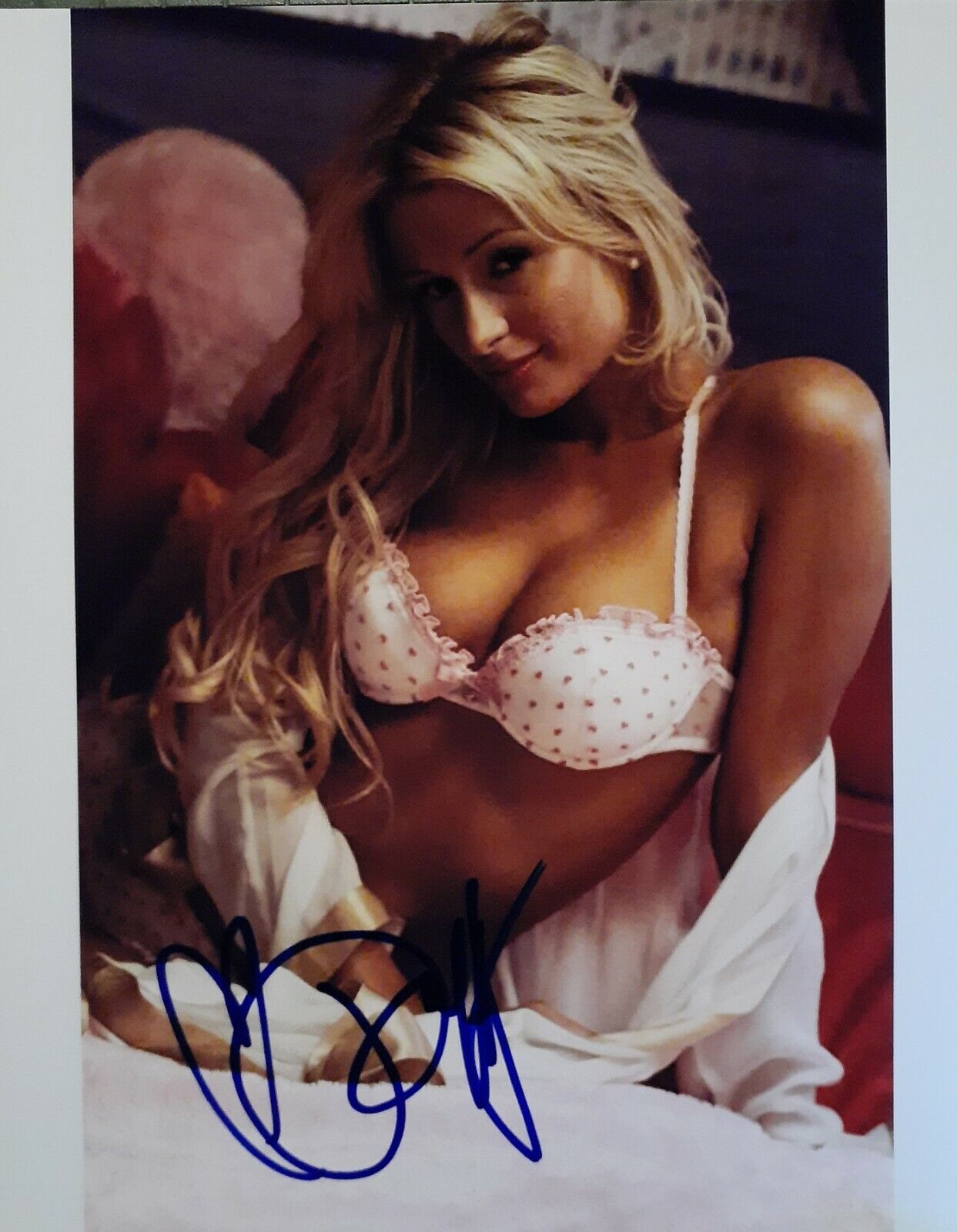 Paris Hilton signed 8x10