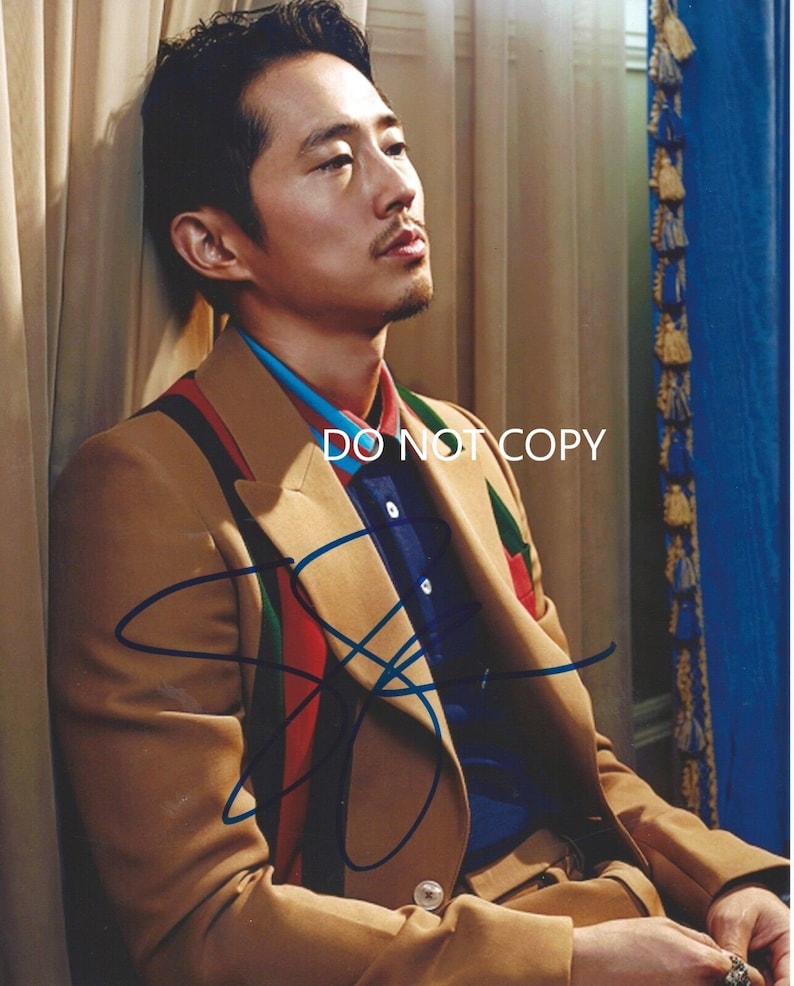 Steven Yeun 8 x10 20x25 cm Autographed Hand Signed Photo Poster painting