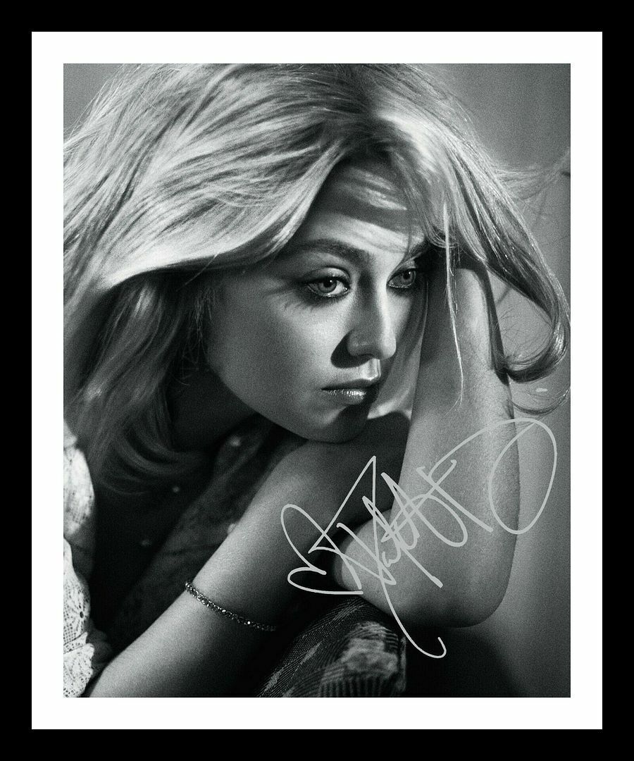 Dakota Fanning Autograph Signed & Framed Photo Poster painting 3