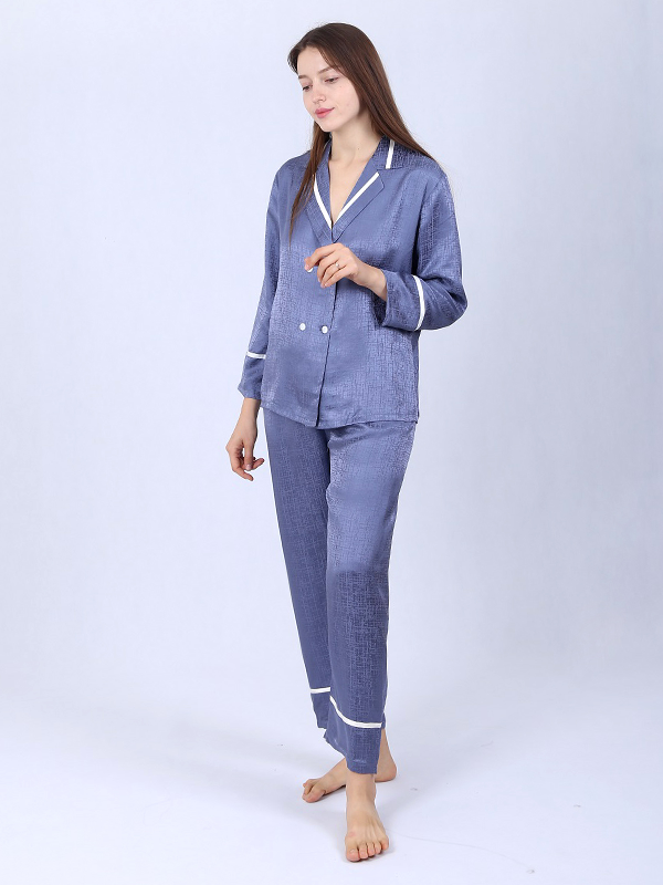 22 MOMME Pyjama en soie à double boutonnage 1