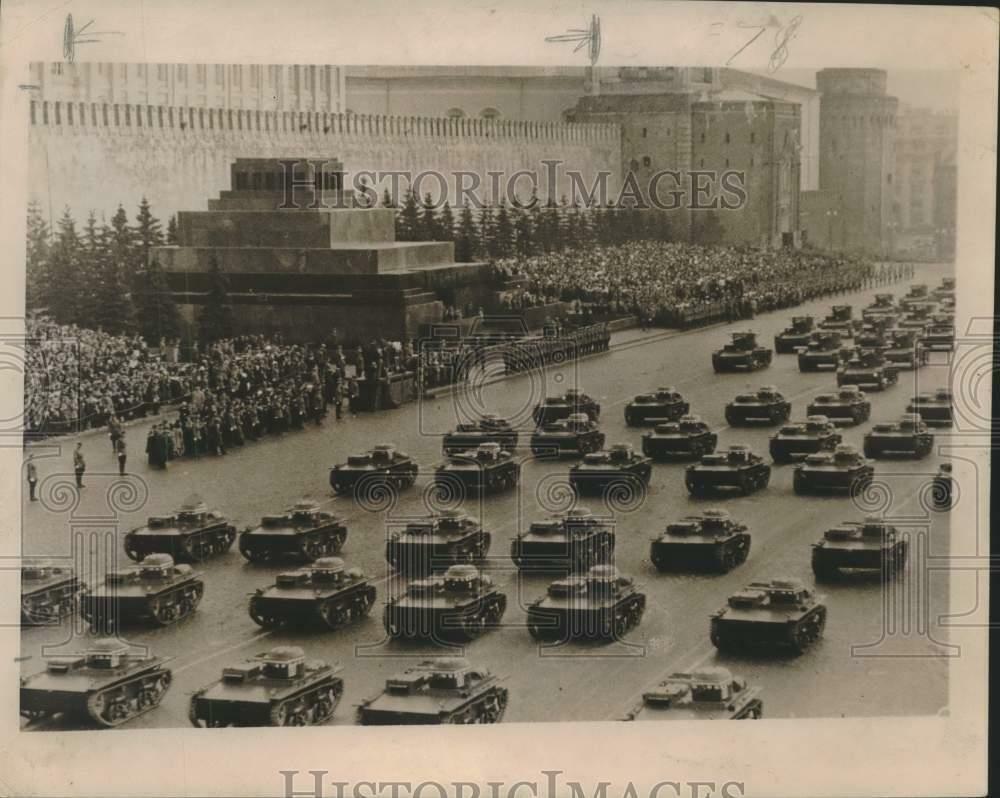 Press Photo Poster painting Several Russian military tanks roll through Red Square in Moscow