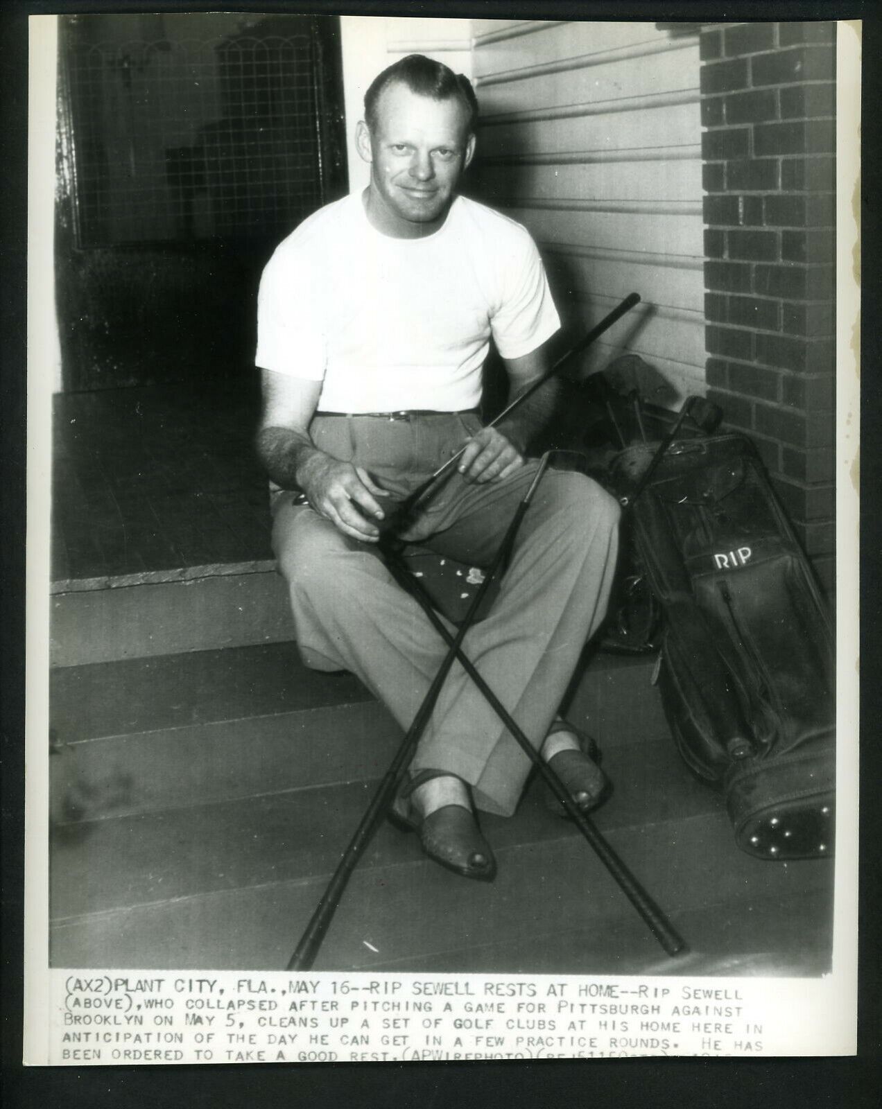 Rip Sewell cleans his golf clubs Plant City 1946 Press Photo Poster painting Pittsburgh Pirates