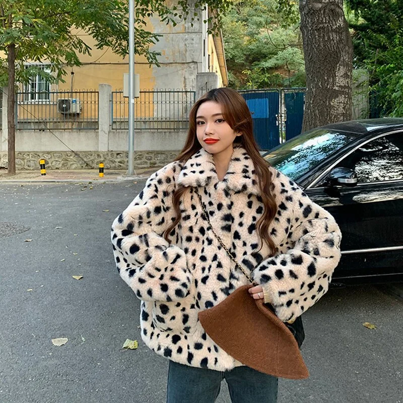 Zoki Plush Jacket Women Winter Short 2021 New Korean Version of Loose Lamb Wool Faux Fur Leopard Print Fur Coat Women Winter