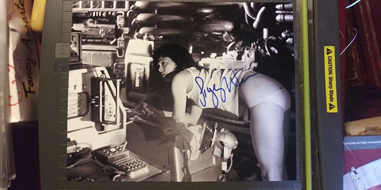 Sigourney Weaver signed 8x10