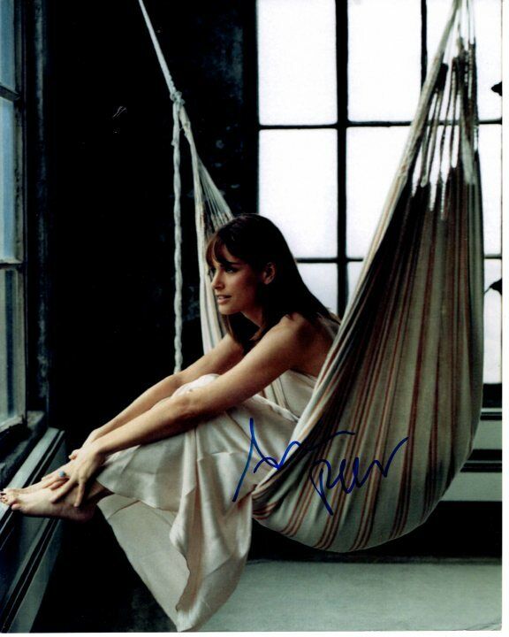 AMANDA PEET Signed Autographed Photo Poster painting