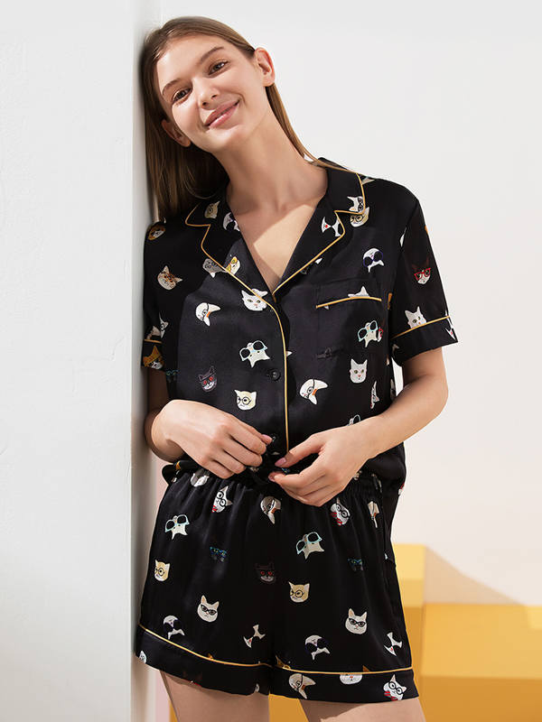 22 MOMME Pyjama en soie court motif chat 1