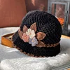 Chapeau seau en crochet &agrave; fleurs vintage