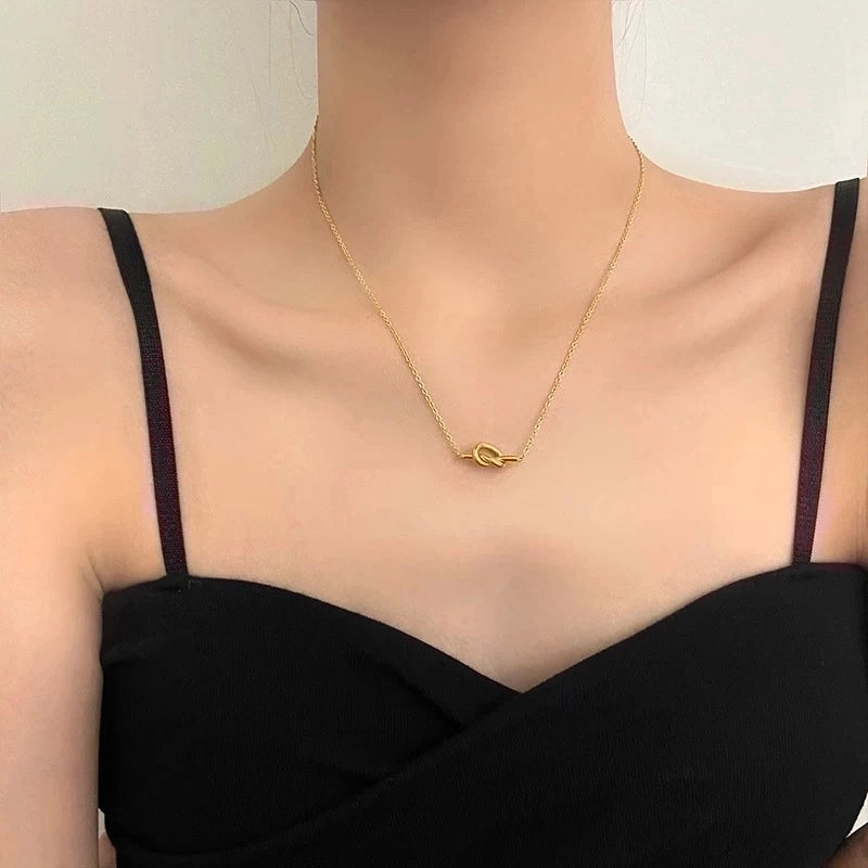 Sweet Minimalist Round Chinese Character Flower Titanium Steel Inlay Rhinestones Shell Pendant Necklace