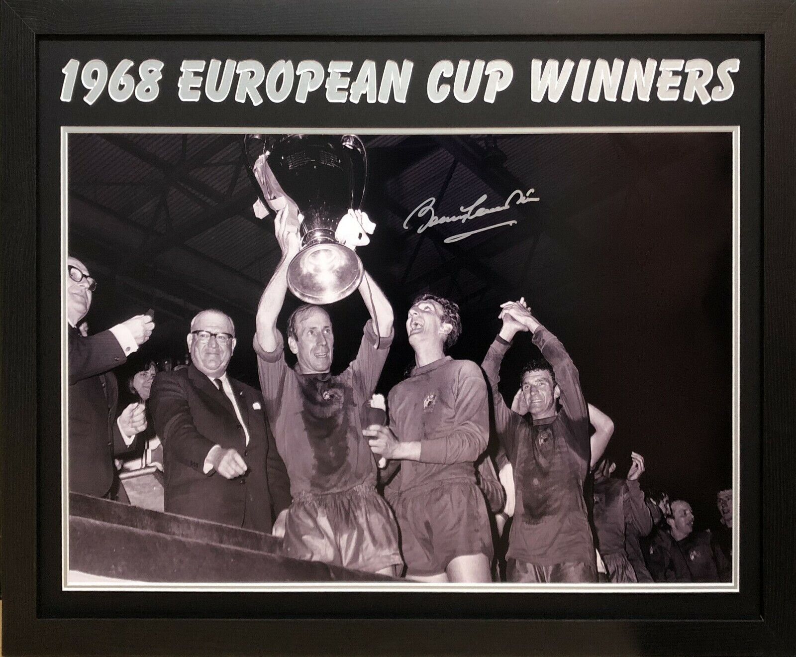 BOBBY CHARLTON FRAMED SIGNED MANCHESTER UNITED 1968 EUROPEAN CUP 30x20 Photo Poster painting