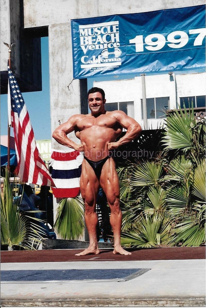 MUSCLE MAN Bodybuilder FOUND Photo Poster painting Color VENICE BEACH CALIFORNIA 910 2 Z