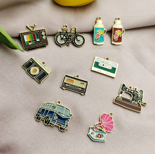 Bulk 10 30 50 Nostalgic series Charm Pendant ,Bus Charm,Gold Gramophone/Bus/Screw/ Charms Pendants diy Earring Necklace Finding Wholesale