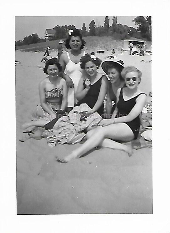 SMALL FOUND Photo Poster paintingGRAPH bw A DAY AT THE BEACH Original Portrait 19 41 C