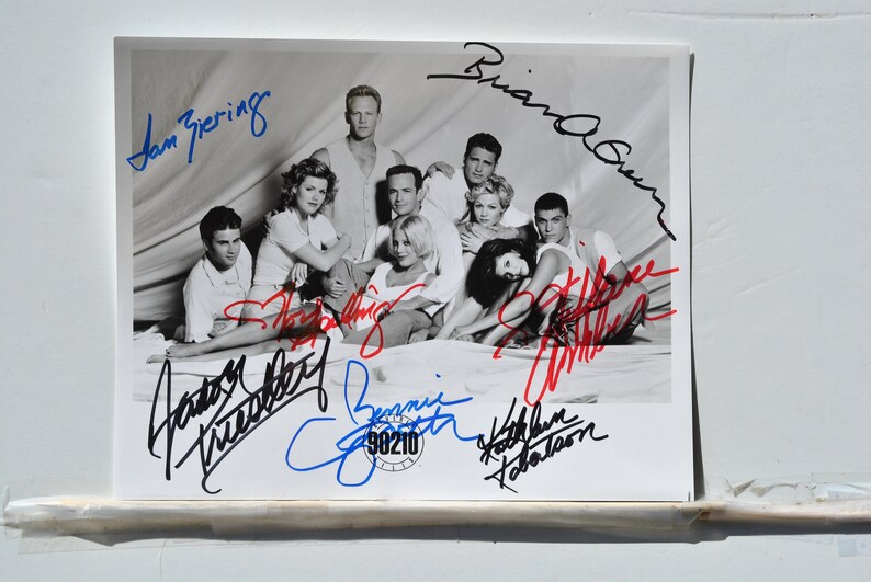 BEVERLY HILLS, 90210 Cast Signed Photo Poster painting x6 J. Priestley, J. Garth, Ian Ziering, Tori Spelling, Tiffani-Amber Thiessen, K. Robertson wcoa