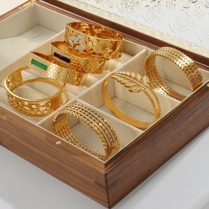 Casual Elegant Minimalist Leaves Solid Color Titanium Steel 18K Gold Plated Rhinestones Bangle In Bulk