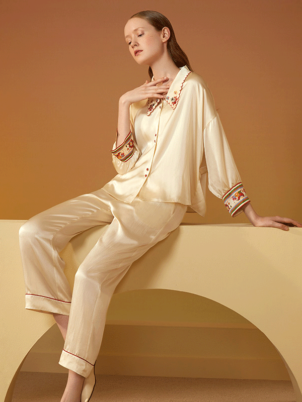 22 MOMMR Pyjama en soie broderie blanc 1