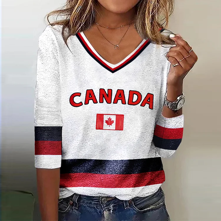 Simpfit T-Shirt mit V-Ausschnitt und Patchwork-Print im Vintage-Stil der kanadischen Flagge