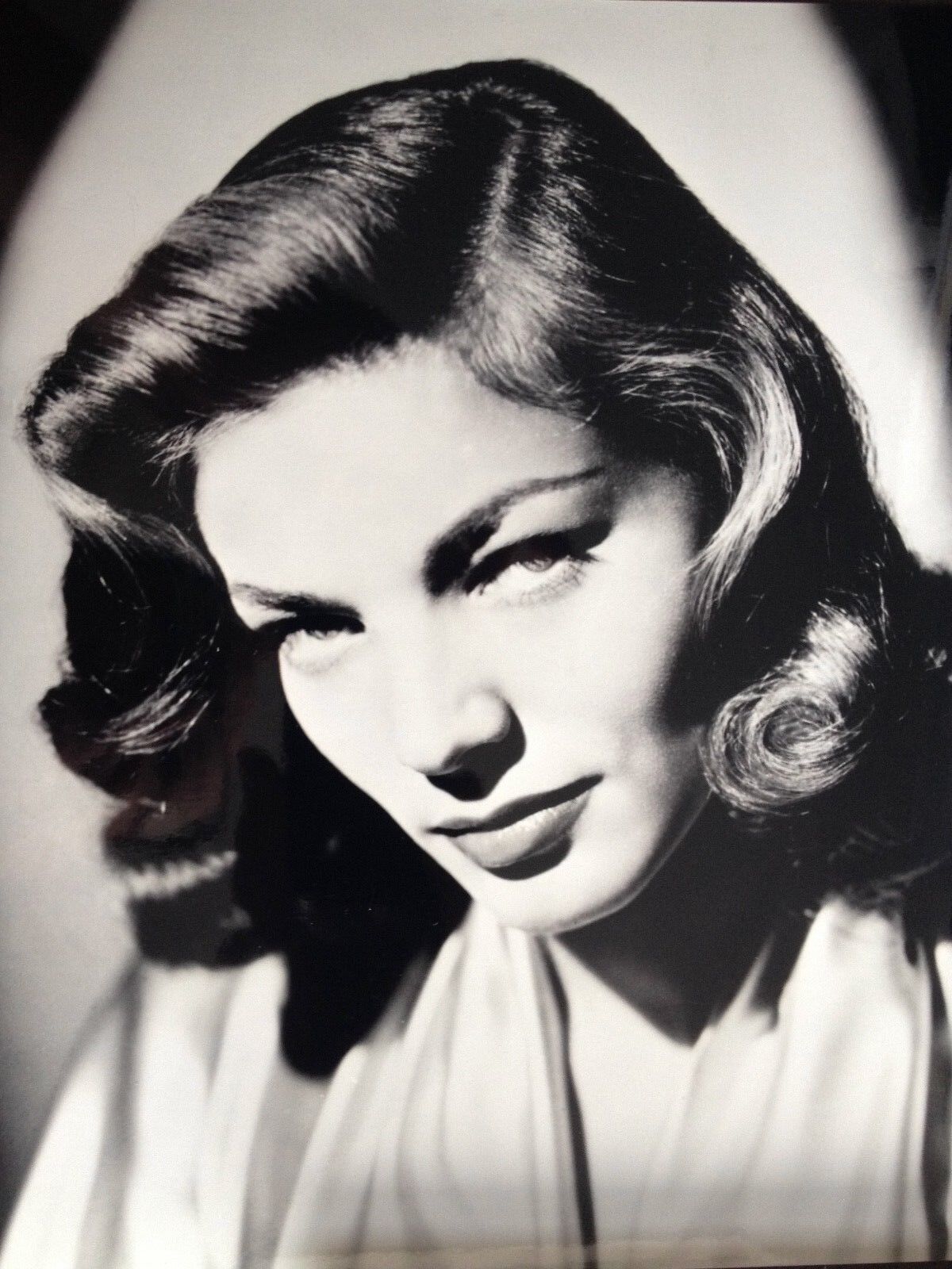 LAUREN BACALL ( 10 ) - LEGENDARY HOLLYWOOD ACTRESS - SUPERB UNSIGNED Photo Poster paintingGRAPH