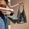 High-end niche design single shoulder crossbody bucket bag/tote bag for commuting