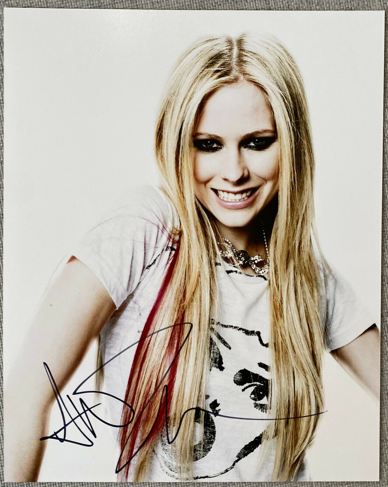 Singer Avril Lavigne Signed In-Person 8x10 Color Photo Poster painting - Authentic