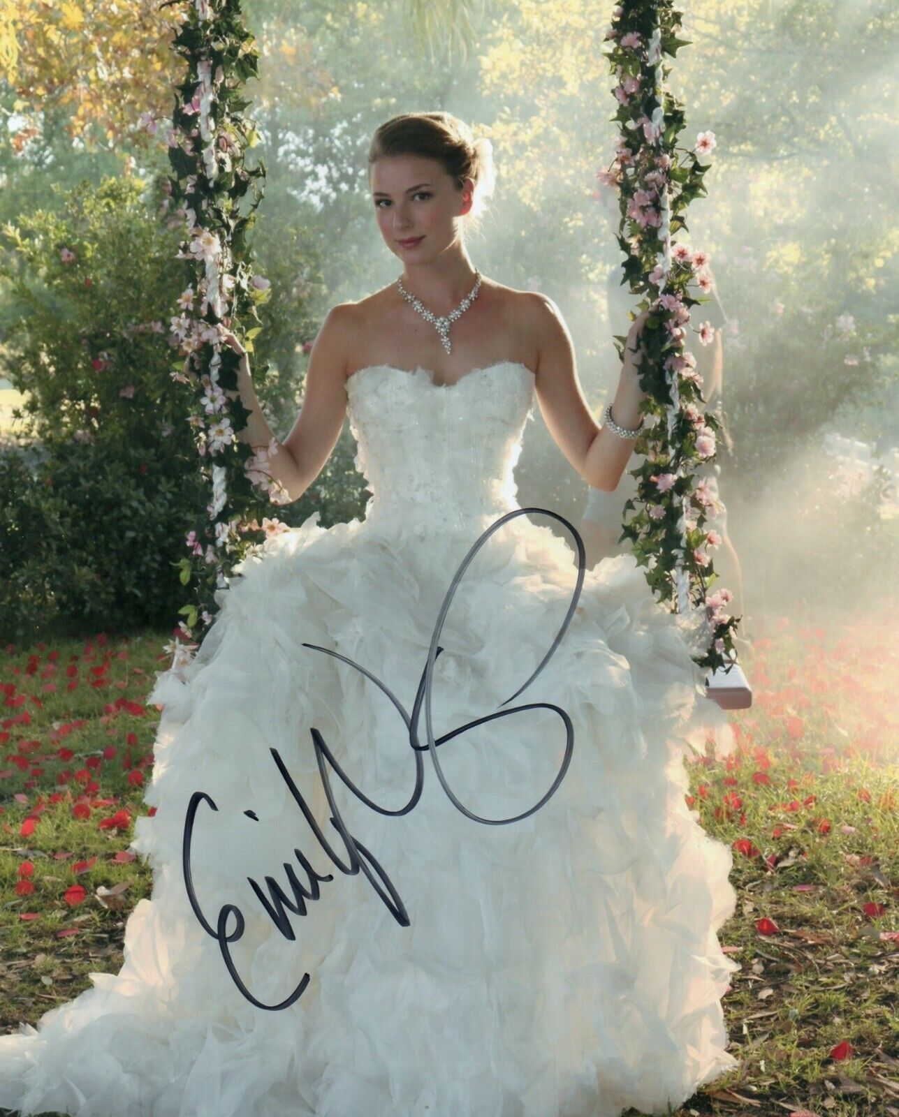 Autographed Emily VanCamp signed 8 x 10 Photo Poster painting Nice