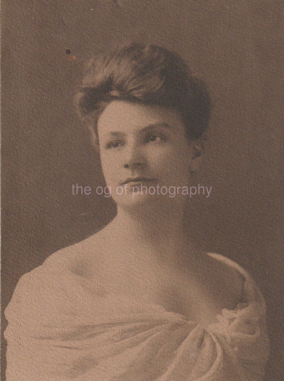 PORTRAIT OF A WOMAN Found Photo Poster paintinggraph bwOriginal VINTAGE 810 7 B