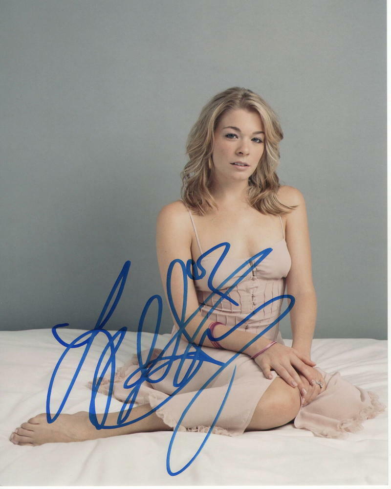 LEANN RIMES SIGNED AUTOGRAPHED 8X10 Photo Poster painting - SEXY, COUNTRY MUSIC, BAREFOOT BEAUTY