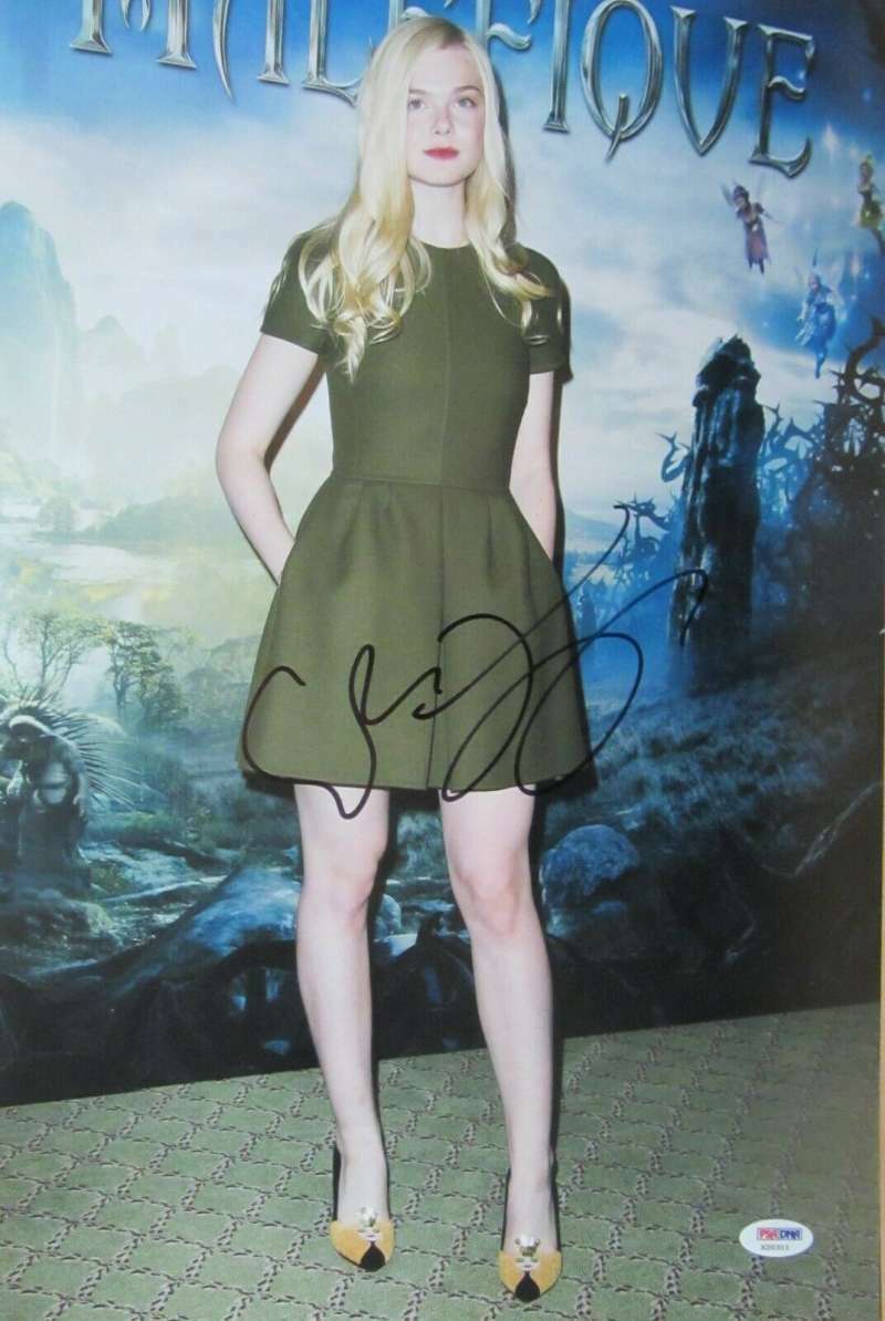Elle Fanning Psa Dna Coa Hand Signed 11x14 Photo Poster painting Autograph