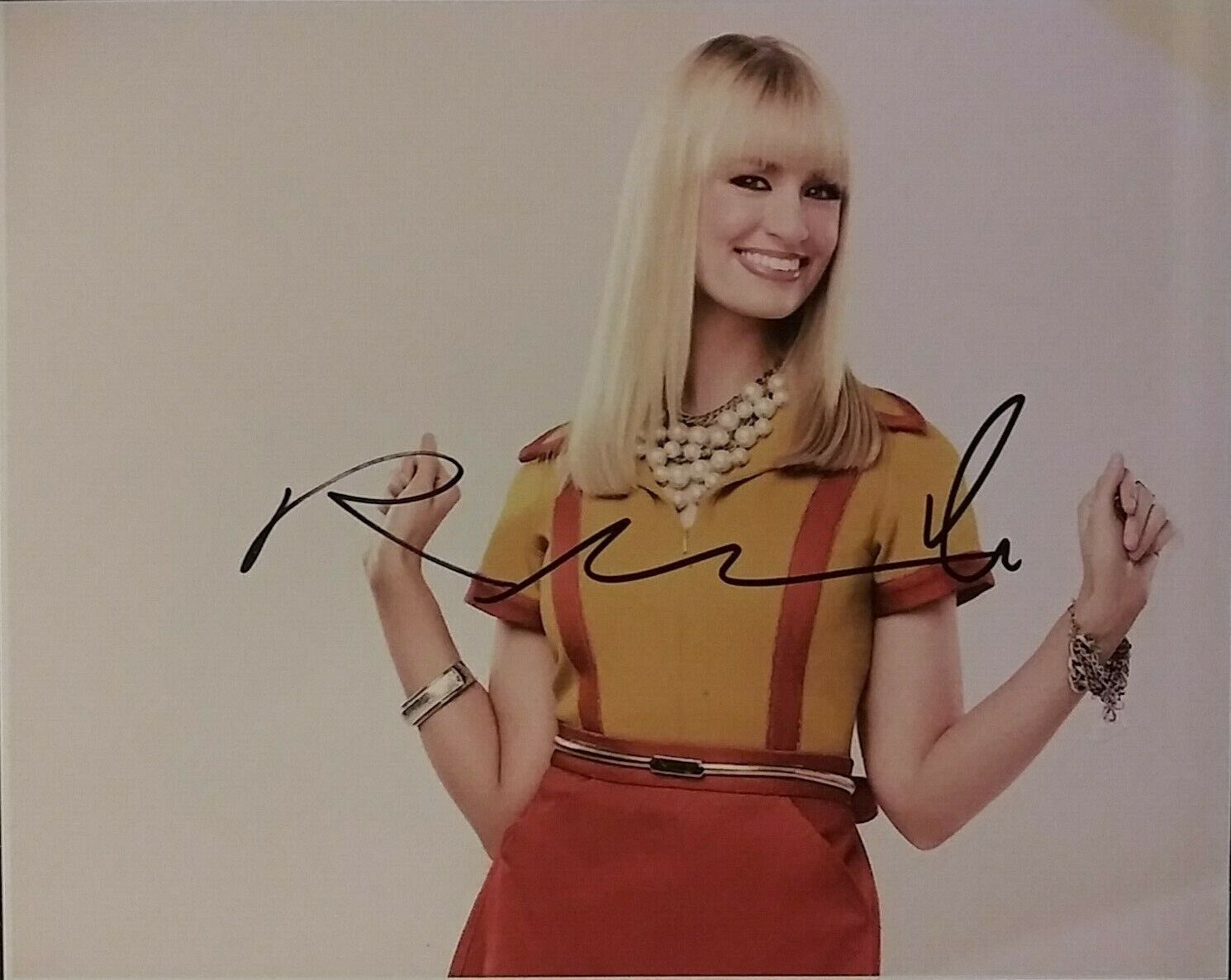 Beth Behrs - 2 Broke Girls - sign 8 x 10