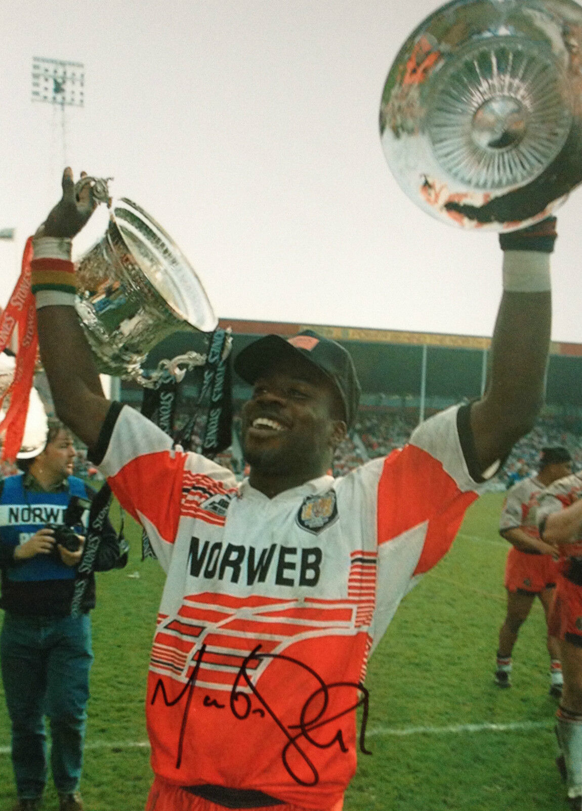 MARTIN OFFIAH - WIGAN RUGBY STAR - SUPERB SIGNED COLOUR Photo Poster paintingGRAPH