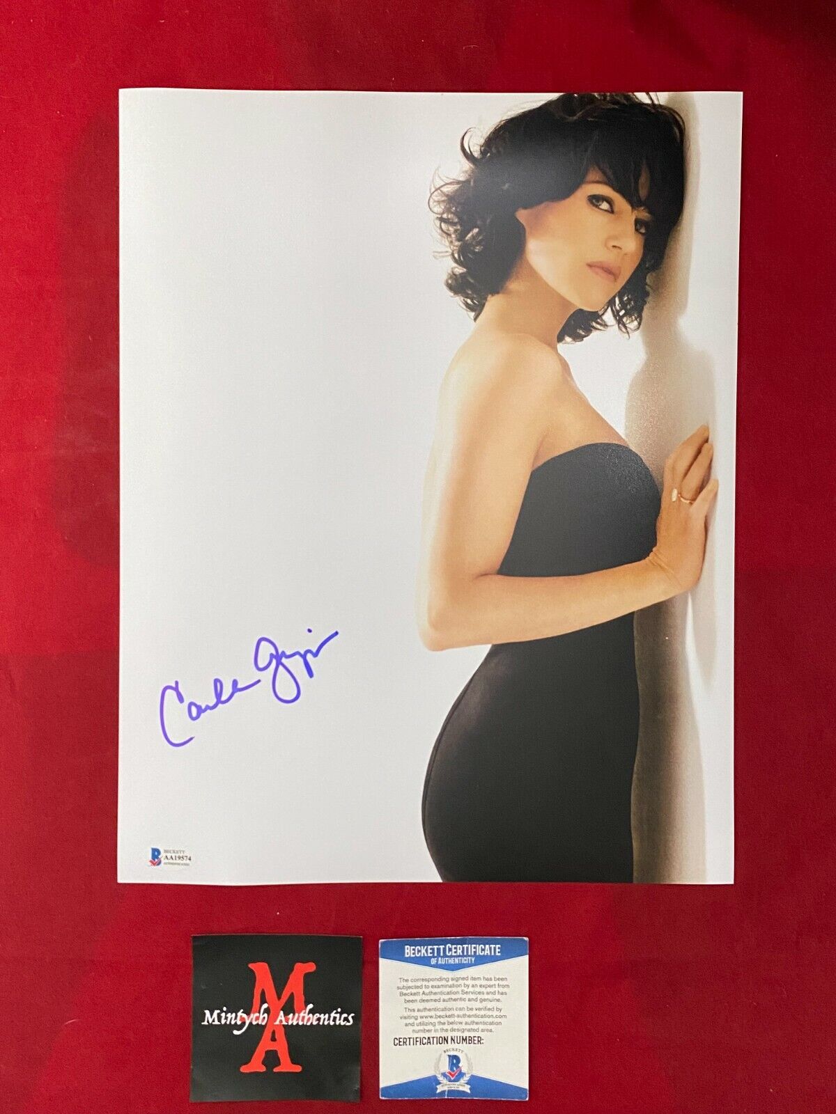 CARLA GUGINO AUTOGRAPHED SIGNED 11x14 Photo Poster painting! MODEL POSE! BECKETT COA!