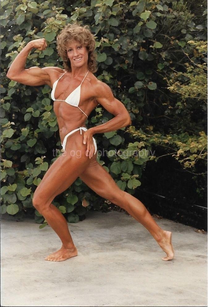 Female Bodybuilder FOUND Photo Poster painting Color MUSCLE WOMAN Original EN 112 6 Q