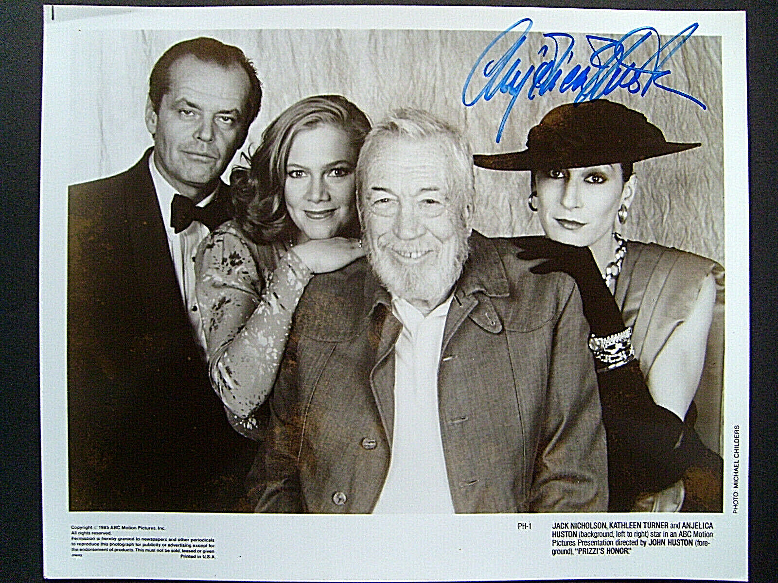 ANJELICA HUSTON: (PRIZZI'S HONOR) HAND SIGN AUTOGRAPH CAST & DIR: Photo Poster painting *