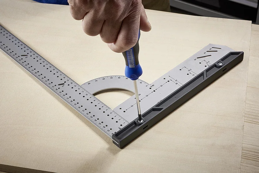 مسطرة النجارة متعددة الوظائف