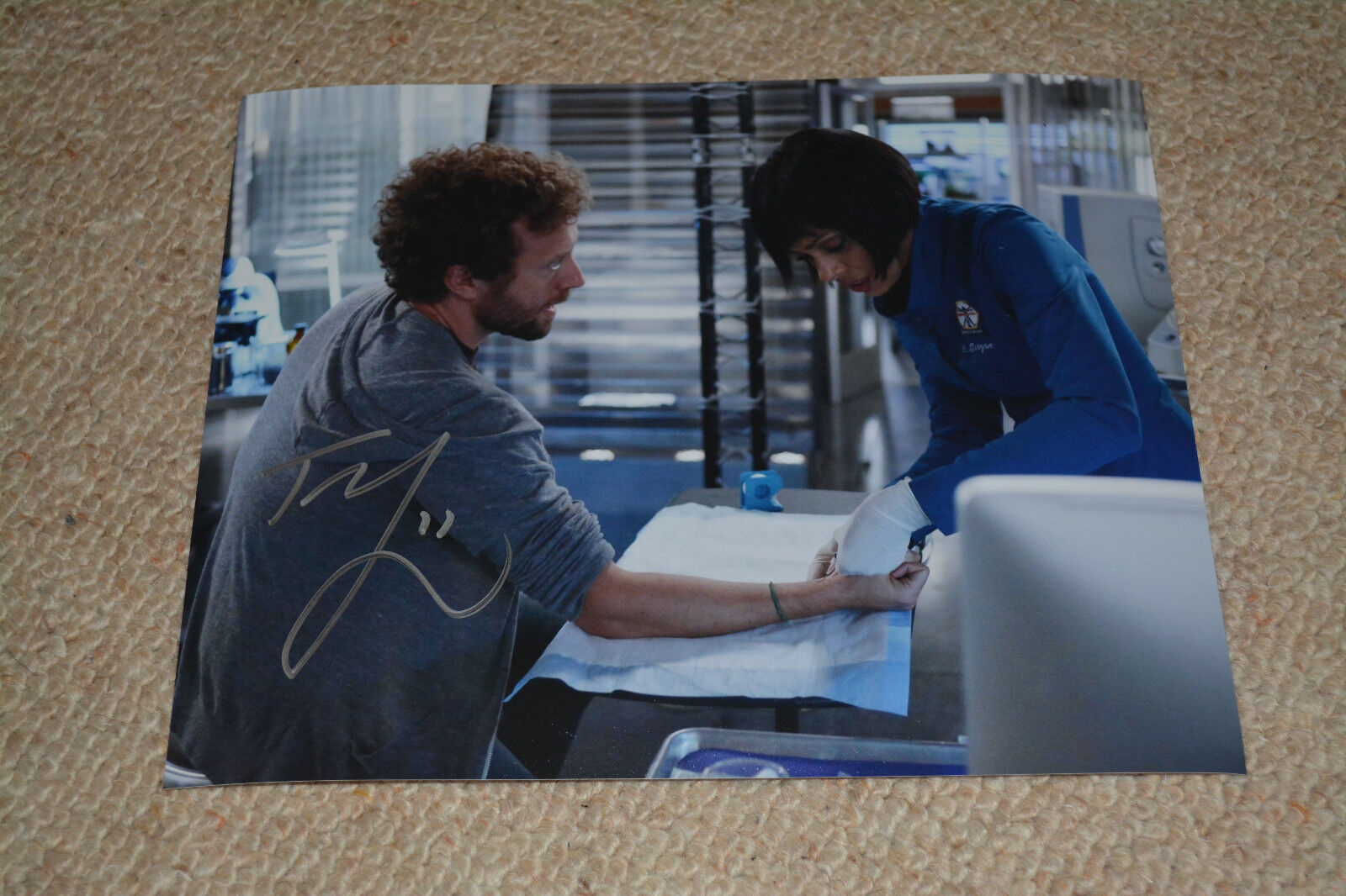 TJ THYNE signed autograph In Person 8x10 (20x25 cm) BONES