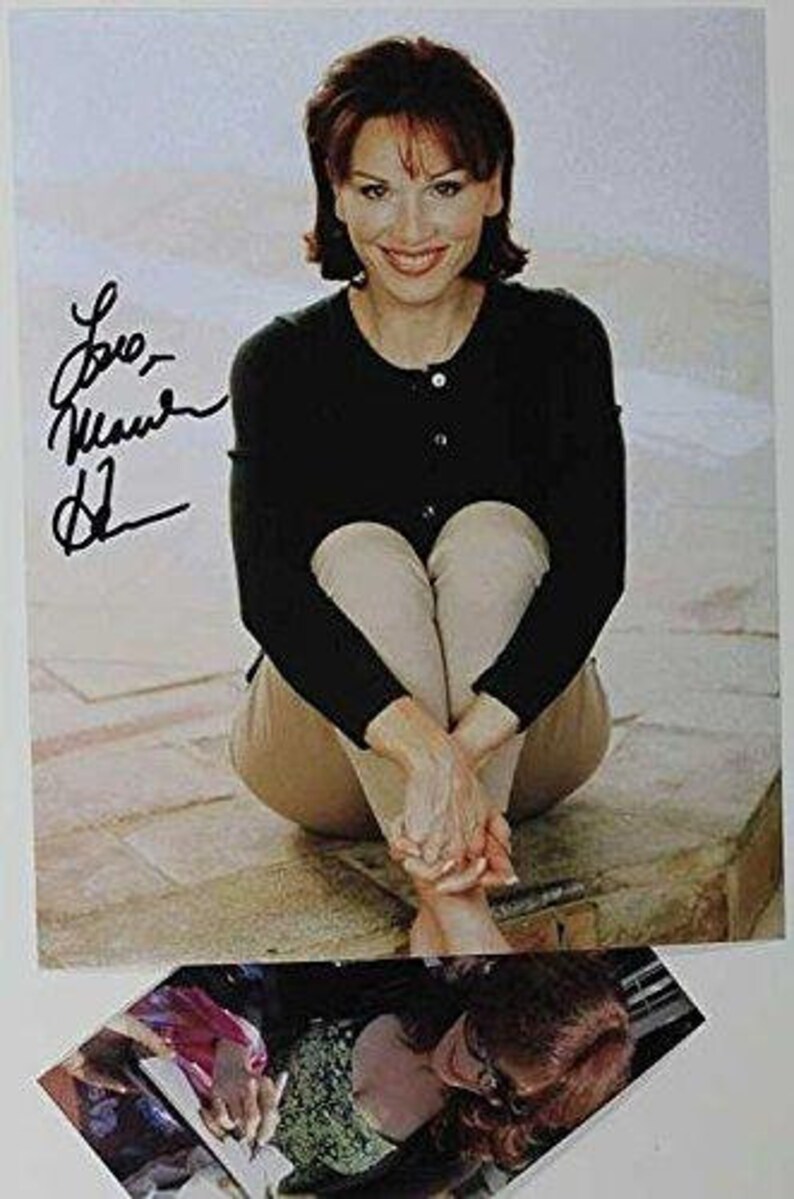 Marilu Henner Signed Autographed Glossy 8x10 Photo Poster painting w/ Proof Photo Poster painting