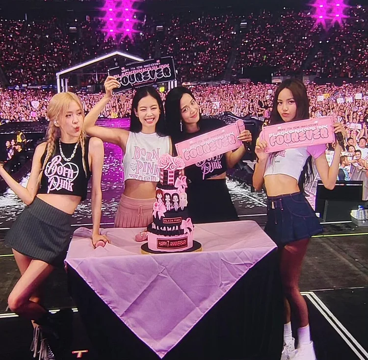 BLACKPINK World Tour BORN PINK New York Encore Logo T-shirt