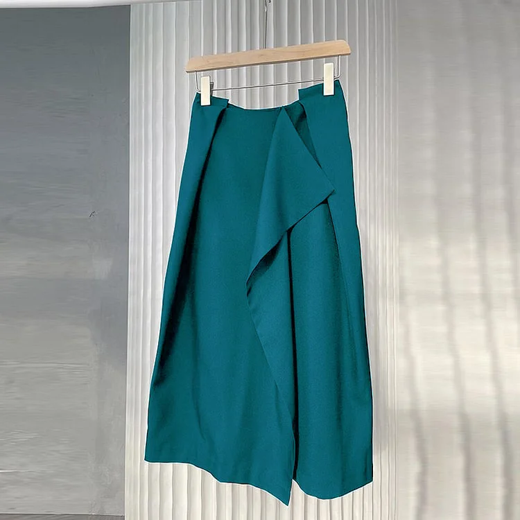 Irregularly Patterned Short Skirt With A Pleated Design