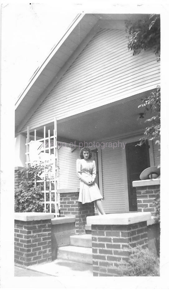 Vintage FOUND FAMILY Photo Poster paintingGRAPH Black And White YOUNG WOMAN Original 04 34 K