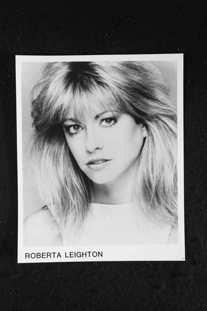 Roberta Leighton - 8x10 Headshot Photo Poster painting - YOUNG & THE RESTLESS