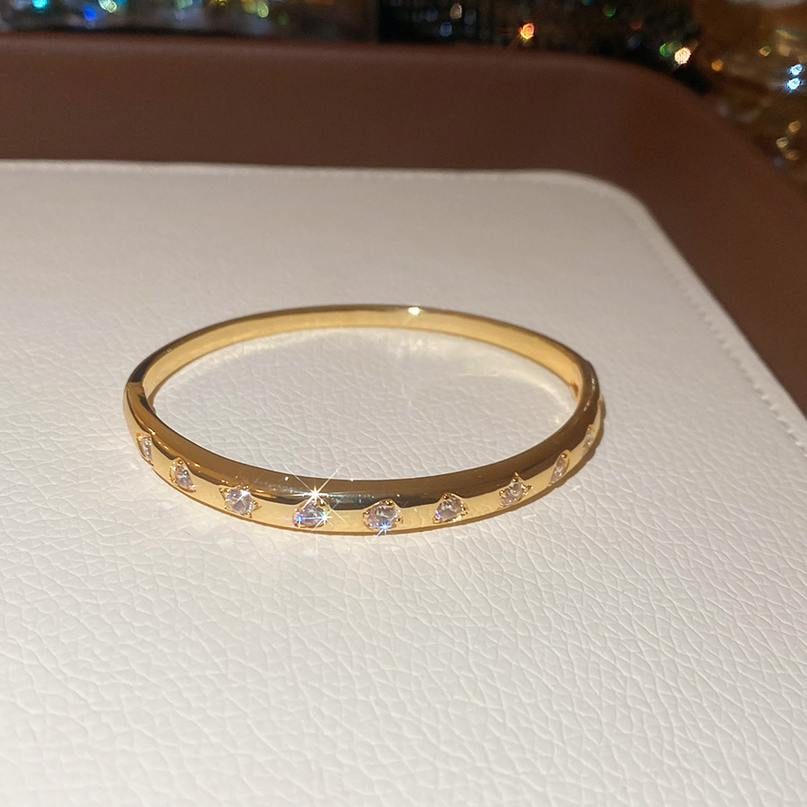 Solid gold electroplated zircon geometric buckle bracelet simple stylish versatile for everyday wear and exudes a touch of luxury