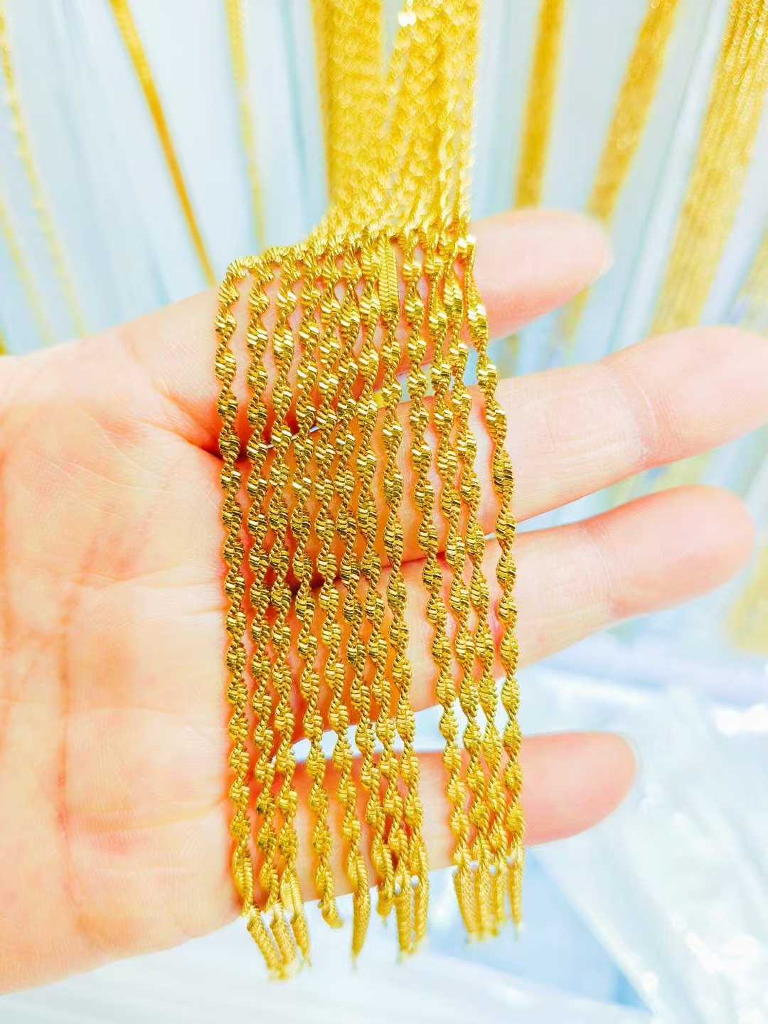 Interchangeable chains that can be worn as a minimalist necklace.