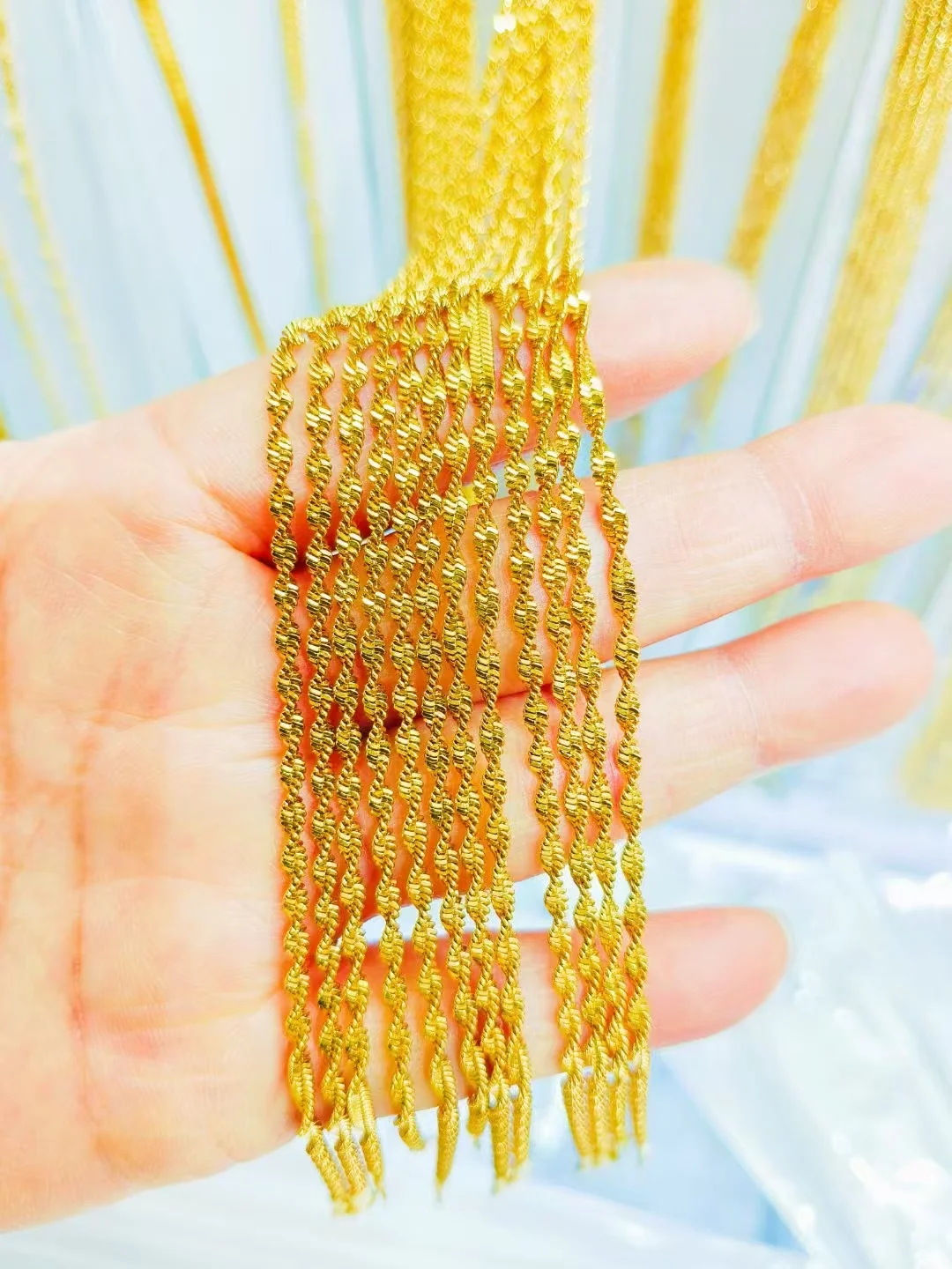 Interchangeable chains that can be worn as a minimalist necklace.