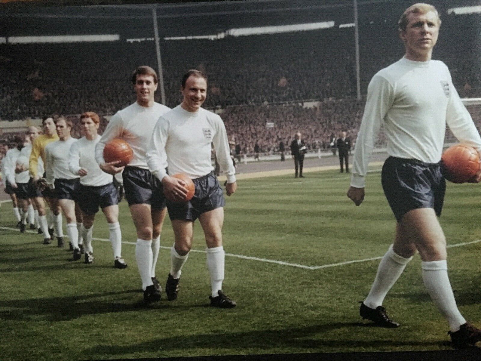 ENGLAND - WORLD CUP WINNERS - WEMBLEY 1966 - EXCELLENT UNSIGNED Photo Poster paintingGRAPH