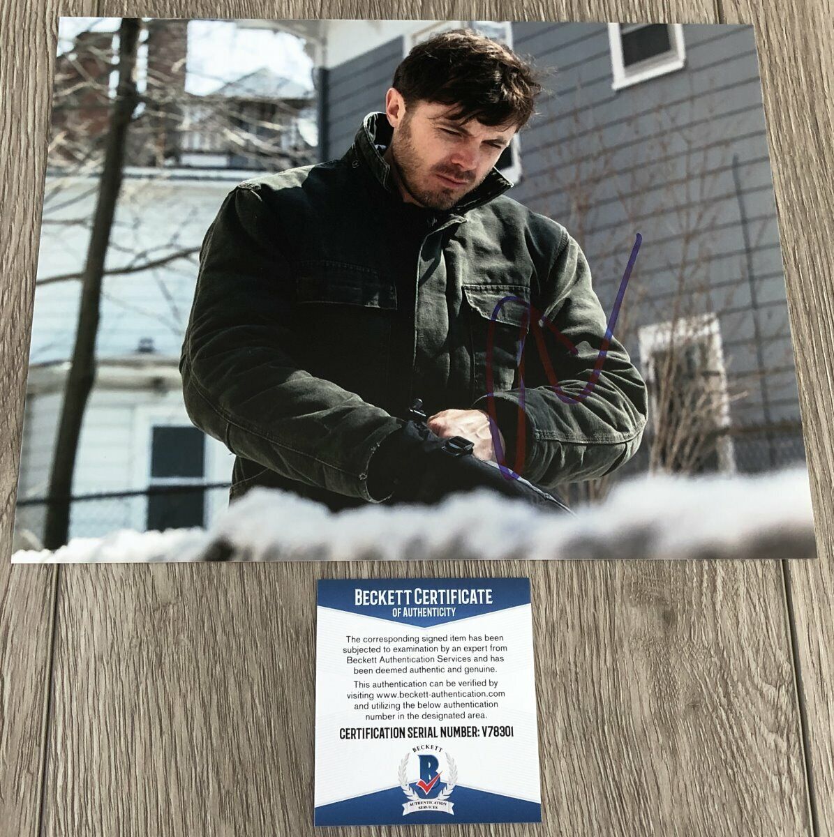 CASEY AFFLECK SIGNED MANCHESTER BY THE SEA 8x10 Photo Poster painting w/PROOF & BECKETT BAS COA