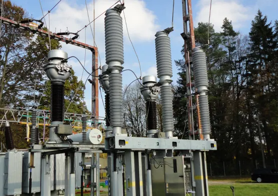 Blue Vacuum breaker technical drawing with vacuum interrupter and clean-air insulator